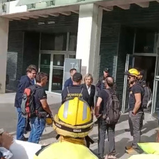 La ex consellera Elisa Núñez, autora del artículo, conversa con bomberos