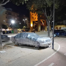 Coche atado a una farola en Málaga.