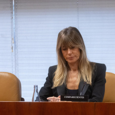 (Foto de ARCHIVO)
La mujer del presidente del Gobierno, Begoña Gómez, durante la Comisión de Investigación sobre programas de cátedras y postgrados de la Universidad Complutense de Madrid y empresas financiadoras, en la Asamblea de Madrid, a 13 de noviembre de 2024, en Madrid (España). La comisión busca aclarar si hubo trato de favor con ella en la Universidad Complutense de Madrid (UCM).  Aunque la presencia en la comisión es de obligado cumplimiento, Gómez, que está siendo investigada por el titular del Juzgado de Instrucción número 41 de Madrid,, por presuntos delitos de tráfico de influencias y corrupción en los negocios, además de apropiación indebida del software de la Universidad Complutense de Madrid (UCM) e intrusismo profesional, podría acogerse a su derecho a no responder.

Eduardo Parra / Europa Press
13/11/2024