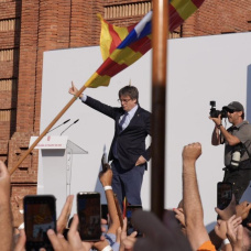 (Foto de ARCHIVO)
El expresidente de la Generalitat de Catalunya, Carles Puigdemont llega para intervenir en un acto de bienvenida organizado por entidades independentistas en el paseo Lluís Companys, a 8 de agosto de 2024, en Barcelona, Catalunya (España). Dicha concentración ha sido convocada por entidades independentistas, con la asistencia de Junts, ERC, CUP, ANC, Òmnium Cultural, CDR y Associació de Municipis per la Independència (AMI). Puigdemont tiene previsto asistir a este acto de bienvenida para después participar en el pleno de investidura del líder del PSC, casi 7 años después de instalarse en Bélgica por las consecuencias judiciales del 'procés', y con una orden de detención.

David Zorrakino / Europa Press
08/8/2024