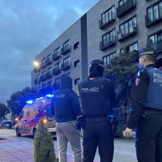 Agentes de policía en las inmediaciones del llamado 'hotel okupa' de San Blas, en Madrid.