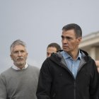 Pedro Sánchez y Fernando Grande-Marlaska durante una visita a Valencia por la DANA.