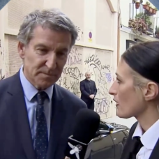Alberto Núñez Feijóo y la reportera de CQC Violeta Muñoz