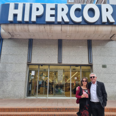 El autor del artículo, Manuel Avilés, junto a una víctima del atentado de en el Hipercor de Barcelona.