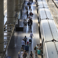 Varias personas en la estación de trenes Puerta de Atocha-Almudena Grandes