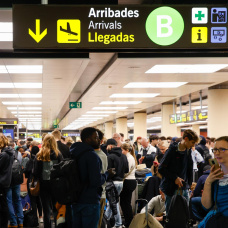 Varias personas en el aeropuerto de Barcelona-El Prat
