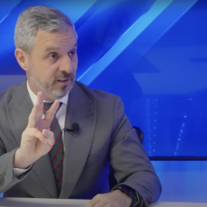 Juan Bravo, vicesecretario de Economía del PP, durante un momento de la entrevista en el plató de ESdiario