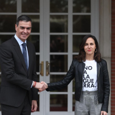 Ione Belarra, con su camiseta de "No a la guerra"
