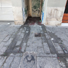 Espacio meado en una calle de Valencia durante las Fallas