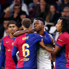 Vinicius abraza a Gavi. Pudo haber sido con los dos jugando en el Barça.