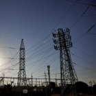 (Foto de ARCHIVO)
Vista de una torre de alta tensión, a 23 de agosto de 2023, en Madrid (España). En esta cuarta ola de calor, la más prolongada en lo que va de verano, el precio de la luz se ha disparado. La cotización de la electricidad en el mercado mayorista marca hoy los 134,94 euros por megavatio hora (Mwh), lo que supone un incremento de casi el 12% respecto al precio marcado ayer. Este valor es el más elevado desde el pasado 6 de marzo, pero no es el más alto del año, ya que el pasado 21 de febrero se alcanzó el precio de 151,43 euros por Mwh. Aun así, el precio de la electricidad está lejos de los máximos alcanzados durante el año pasado, cuando la crisis energética desencadenada por la invasión rusa a Ucrania provocó que el precio de la luz se disparará hasta alcanzar los 307 euros el megavatio hora de media.

Jesús Hellín / Europa Press
23 AGOSTO 2023;ECONOMÍA;LUZ;PRECIO;FACTURA;GASTO;ELECTRICIDAD;TENDIDO ELÉCTRICO;
23/8/2023