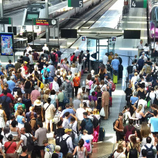 Imagen de la estación de tren de Málaga por un retraso en el AVE a Madrid publicada por el presidente de la Junta de Andalucía.