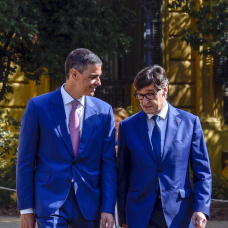 El presidente del Gobierno, Pedro Sánchez, y el presidente de la Generalitat de Catalunya, Salvador Illa.