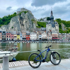 Dinant, con su icónica colegiata y la silueta de la ciudadela, invita a descubrir Valonia en bici.
