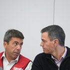 El presidente de la Generalitat valenciana, Carlos Mazón (i) y el presidente del Gobierno, Pedro Sánchez (d), durante una reunión en el Centro de Coordinación Operativo Integrado (CECOPI) de
