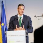 El presidente del Gobierno, Pedro Sánchez, interviene durante la presentación de la propuesta de inversiones de Aena para los aeropuertos españoles, en el aeropuerto de Alicante-Elche