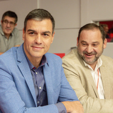 El presidente del Gobierno en funciones, Pedro Sánchez, y el por entonces ministro de Fomento, José Luis Ábalos, en una reunión del PSOE en 2019.