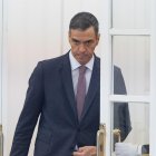 El presidente del Gobierno y líder del PSOE, Pedro Sánchez, sale de Moncloa.