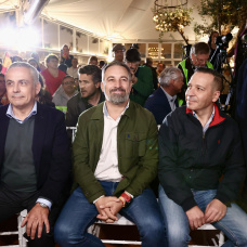 (I-D) El número 1 en la provincia de Badajoz y senador de VOX, Ángel Pelayo Gordillo; el presidente de VOX, Santiago Abascal; y el candidato de VOX en Extremadura, Óscar Fernández; durante un acto para presentar a los candidatos de VOX a las elecciones autonómicas en Extremadura, en el Hotel Las Lomas, a 17 de noviembre de 2025, en Mérida, Badajoz, Extremadura (España). Abascal ha respaldado en este acto a Óscar Fernández, el portavoz del partido en la Asamblea de Extremadura que ha sido elegido por el Comité Ejecutivo Nacional de VOX como candidato para las elecciones anticipadas de la comunidad del 21 de diciembre.

Jorge Armestar / Europa Press
17/11/2025