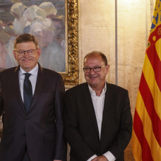 La secretaria autonómica para la Unión Europea y Relaciones Externas, Carolina Punset; el president de la Generalitat, Ximo Puig, y el director general de Administración Local, Adolf Sanmartín, posan durante la toma de posesión de sus cargos, en el Palau de la Generalitat, a 11 de abril de 2023