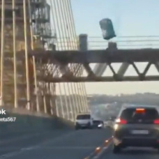 Váter cayendo desde el Puente del Centenario de Sevilla.