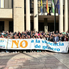 Concentración en memoria por la víctima fallecida en Rincón de la Victoria (Málaga)

REMITIDA / HANDOUT por AYUNTAMIENTO RINCÓN DE LA VICTORIA
Fotografía remitida a medios de comunicación exclusivamente para ilustrar la noticia a la que hace referencia la imagen, y citando la procedencia de la imagen en la firma
23/11/2025