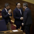 El nuevo presidente de la Generalitat Juanfran Pérez Llorca se da la mano con el portavoz de Vox, José María Llano, tras apoyar su investiruda