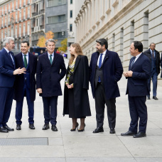 El líder del Partido Popular, Alberto Núñez Feijóo, conversa con los presidentes autonómicos de Aragón, Jorge Azcón; Andalucía, Juanma Moreno, Murcia, Fernando López-Miras (2d), y Valencia, Juanfran Pérez Llorca (d), y con la portavoz del PP en el Congreso, Ester Muñoz, en presencia del alcalde de Madrid, José Luis Martínez Almeida y de la portavoz del PP en el Senado, Alicia García, a su llegada al acto institucional por el Día de la Constitución, este sábado, en Madrid. EFE/Borja Sánchez-Trillo