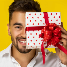 Sonrisas que esconden sorpresas: el arte de regalar con estilo.