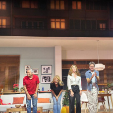 Amparo Larrañaga, con el resto del reparto de Victoria