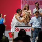 Antonio Maíllo y Yolanda Díaz se abrazan durante un acto de Sumar en junio de 2024.