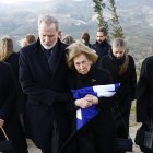 La Reina Sofía tuvo que apoyarse varias veces en su hijo Felipe durante el último adiós a su hermana Irene en Atenas.