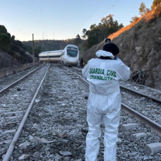 Un agente de Criminalística de la Guardia Civil en la zona del accidente ferroviario en Adamuz