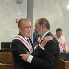 El presidente de la Diputación de Zaragoza, Juan Antonio Sánchez Quero, recibe la enhorabuena del por entonces presidente de Aragón, Javier Lambán.