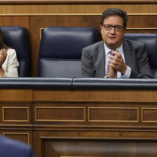 Óscar López aplaude a Pedro Sánchez durante una de sus intervenciones en el Congreso.