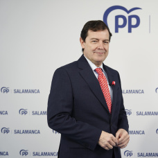 Entrevista de Europa Press en la sede del Partido Popular de Salamanca al presidente de la Junta de Castilla y León Alfonso Fernández Mañueco