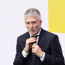 El ministro del interior, Fernando Grande-Marlaska, anudándose la corbata