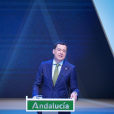 El presidente de la Junta de Andalucía, Juanma Moreno interviene en el acto del Día de Andlaucía.