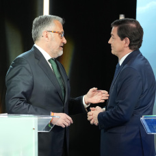 (Foto de ARCHIVO)
El candidato de VOX a la Presidencia de la Junta de Castilla y León, Carlos Pollán (i) y el candidato del PP a la Presidencia de la Junta de Castilla y León, Alfonso Fernández Mañueco (d), durante el segundo debate para las elecciones autonómicas en Castilla y León, a 10 de marzo de 2026, en Valladolid, Castilla y León (España). El segundo debate electoral de Castilla y León está organizado por CyLTV y moderado por los periodistas María Núñez y Antonio Renedo. El debate cuenta con cuatro bloques temáticos: medioambiente, servicios públicos, economía y regeneración democrática.

Photogenic/Claudia Alba / Europa Press
10 MARZO 2026;DEBATE;CAMPAÑA ELECTORAL;ELECCIONES;
10/3/2026