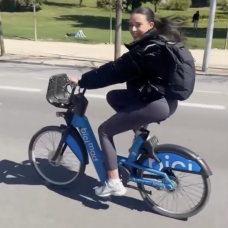 Sarah Santaolalla, en bici por Madrid