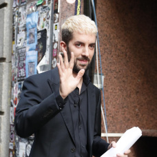 David Broncano, entrando en los estudios donde se graba La Revuelta