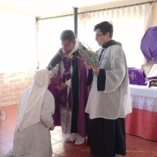 Una de las exreligiosas en un acto por Semana Santa.