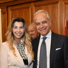 Matteo Piantedosi y Claudia Conte, de la política y los medios al papel couché