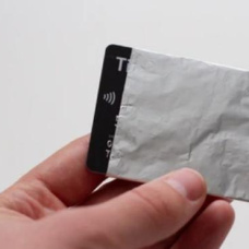 Tjarjeta bancaria envuelta en papel de aluminio