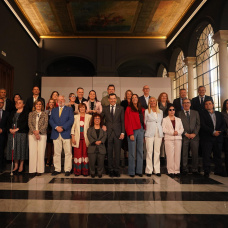 El presidente de la Junta, Juanma Moreno, durante su encuentro en el Palacio de San Telmo con Cermi-Andalucía.
