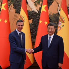 El presidente del Gobierno, Pedro Sánchez, y su homólogo chino, Xi Jinping, en el Gran Palacio del Pueblo de Pekín.