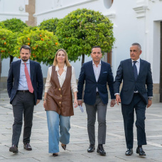 La presidenta de Extremadura, María Guardiola, junto al líder de Vox en la región, Óscar Fernández.