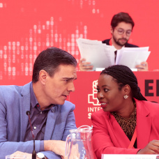 El presidente del Gobierno, Pedro Sánchez, y la exsecretaria general de la Internacional Socialista, Benedicta Lasi, durante un acto en noviembre de 2022.