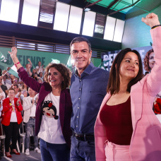 Pedro Sánchez, junto a María Jesús Montero