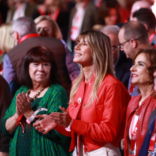 La esposa del presidente del gobierno, Begoña Gómez, junto a la presidenta del PSOE, Cristina Narbona, durante el 41 Congreso Federal del PSOE en el Palacio de Congresos y Exposiciones.